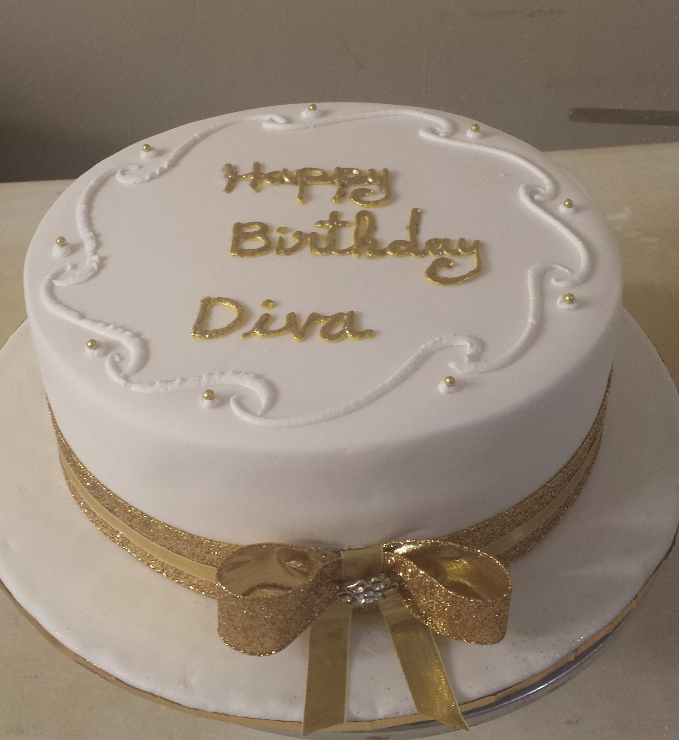 Diva Exclusive Fondant Cake For Woman