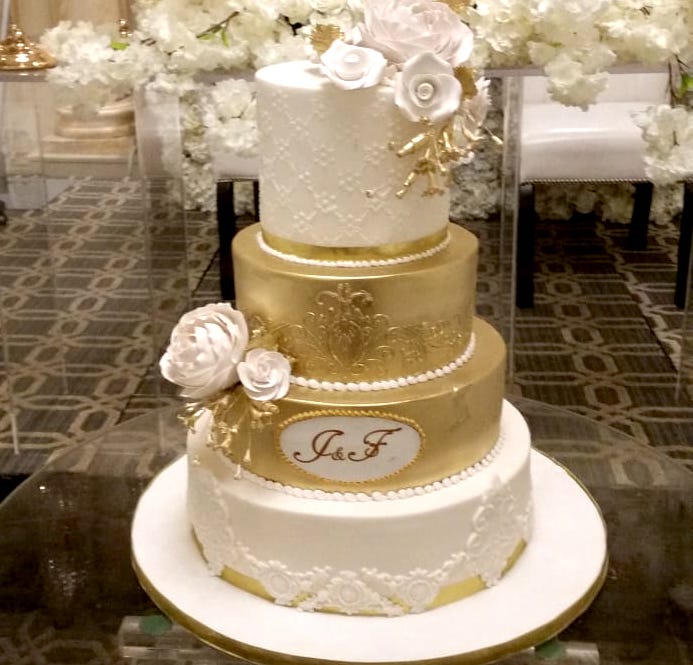 Exclusieve Stencil Gold Gumpaste Flowers Monogram Fondant Wedding Cake Toronto